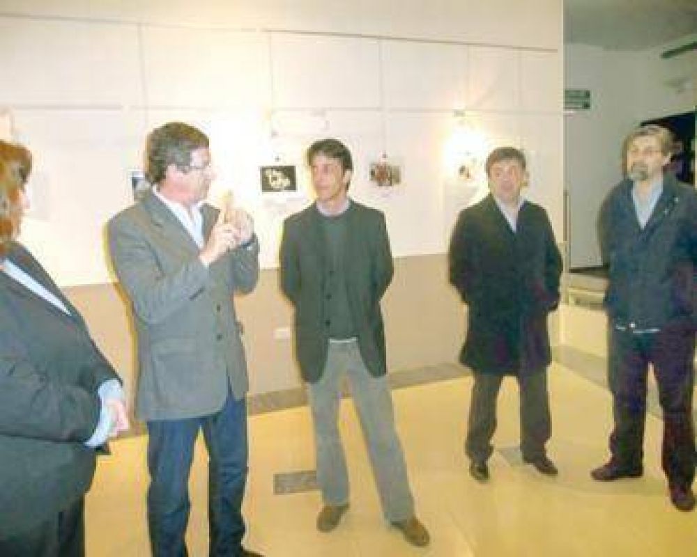 El ministro de Salud inaugur� muestra fotogr�fica