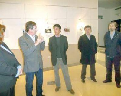 El ministro de Salud inaugur� muestra fotogr�fica