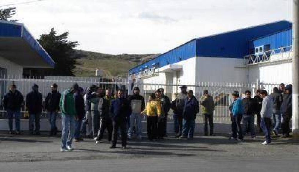 Trabajadores de la expropiada Vieira bloquean el ingreso a la c�mara Albasur