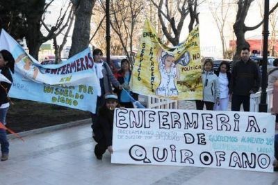 Enfermeros se manifestaron en Casa de Gobierno