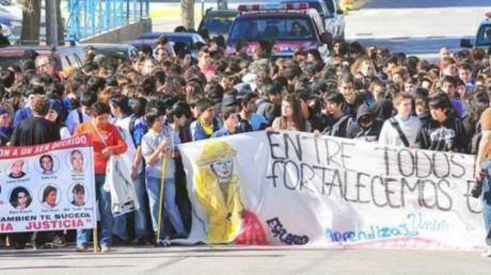 Madryn: marcha de los adolescentes con Memoria