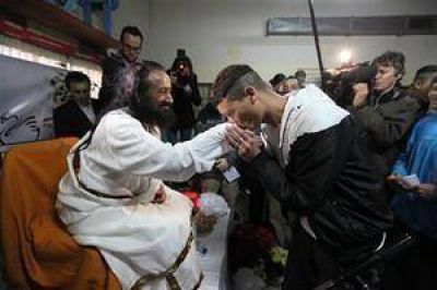 Ravi Shankar visit� el penal de San Mart�n