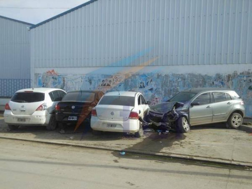 Un conductor perdi� el control de su auto y se estrell� contra una d�rsena repleta de veh�culos