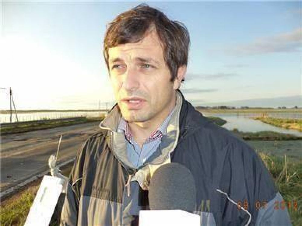 El municipio de Bol�var intent� destapar una alcantarilla en el Partido de 9 de Julio que obstruye el canal Santos Unzu�