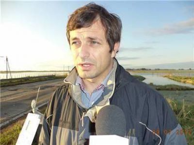 El municipio de Bol�var intent� destapar una alcantarilla en el Partido de 9 de Julio que obstruye el canal Santos Unzu�