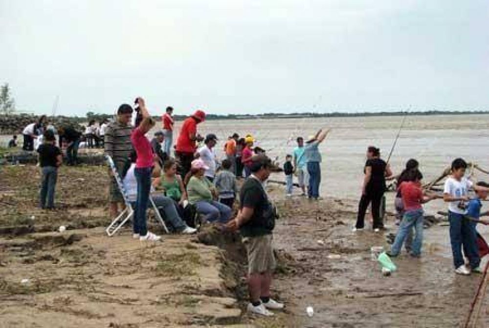 Isla del Cerrito: Ni�os y adultos en los torneos previos a la gran pesca		