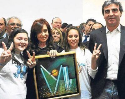 CFK busca el voto joven pero no firm� un tratado que les da derechos