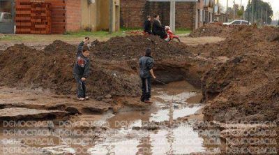 Renaci� el drama en los barrios que se quedan aislados cada vez que llueve
