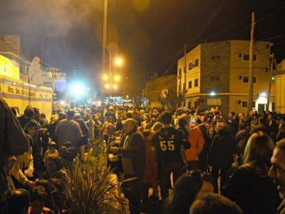 Una multitud en los Fogones de Bernal