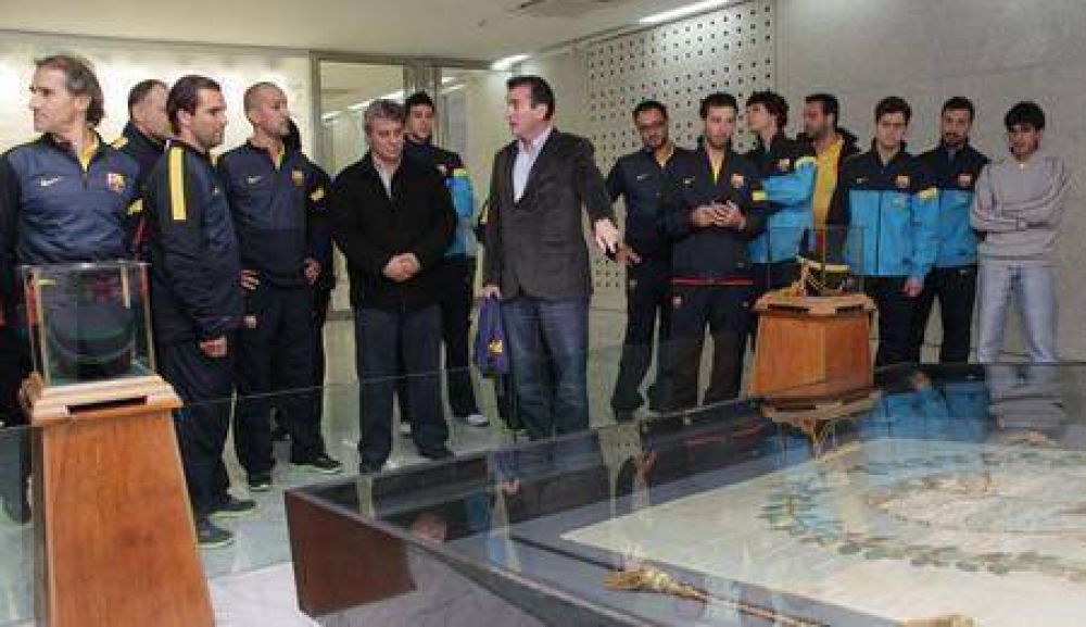 Jugadores de jockey del Barcelona visitaron al Gobernador de Mendoza