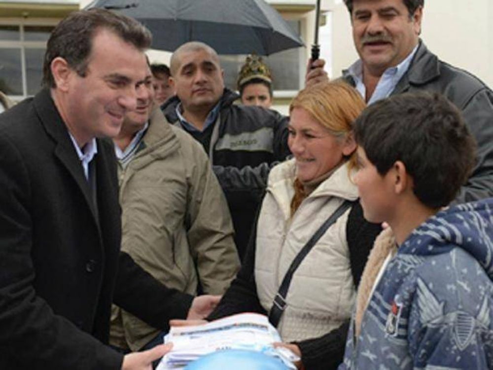 El gobernador Francisco P�rez entreg� viviendas en Jun�n