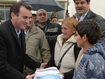 El gobernador Francisco P�rez entreg� viviendas en Jun�n