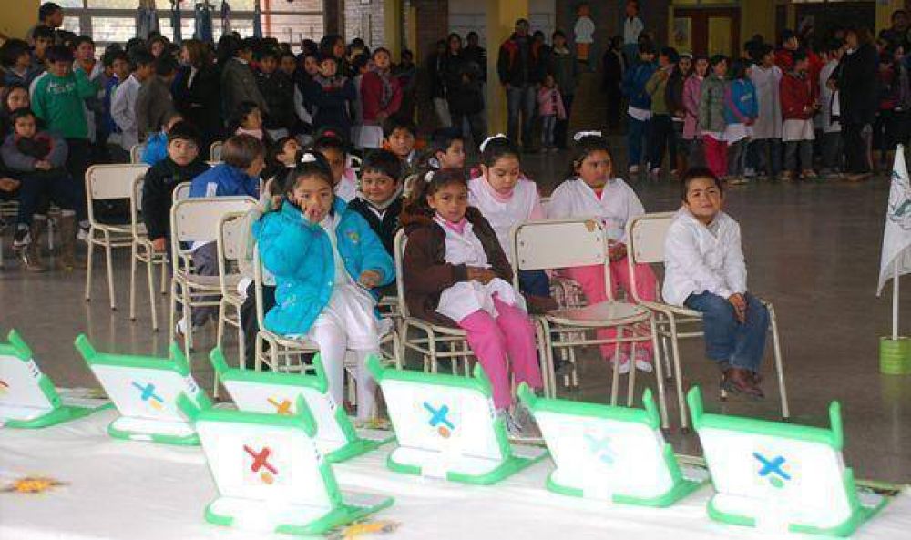 Entregaron laptops en el departamento Felipe Varela