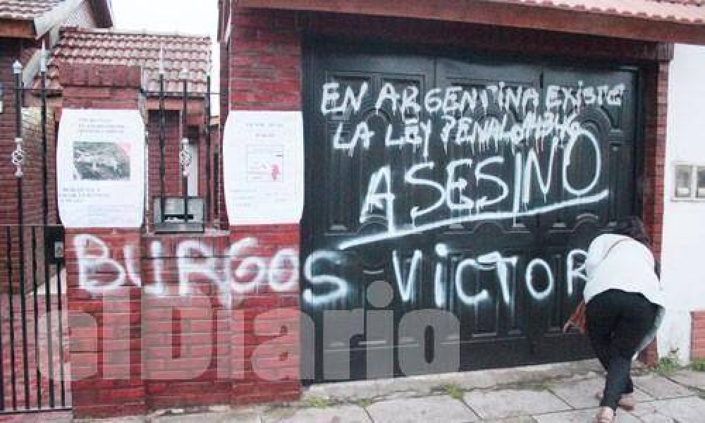 Escracharon al hombre que dej� morir de hambre a su perro