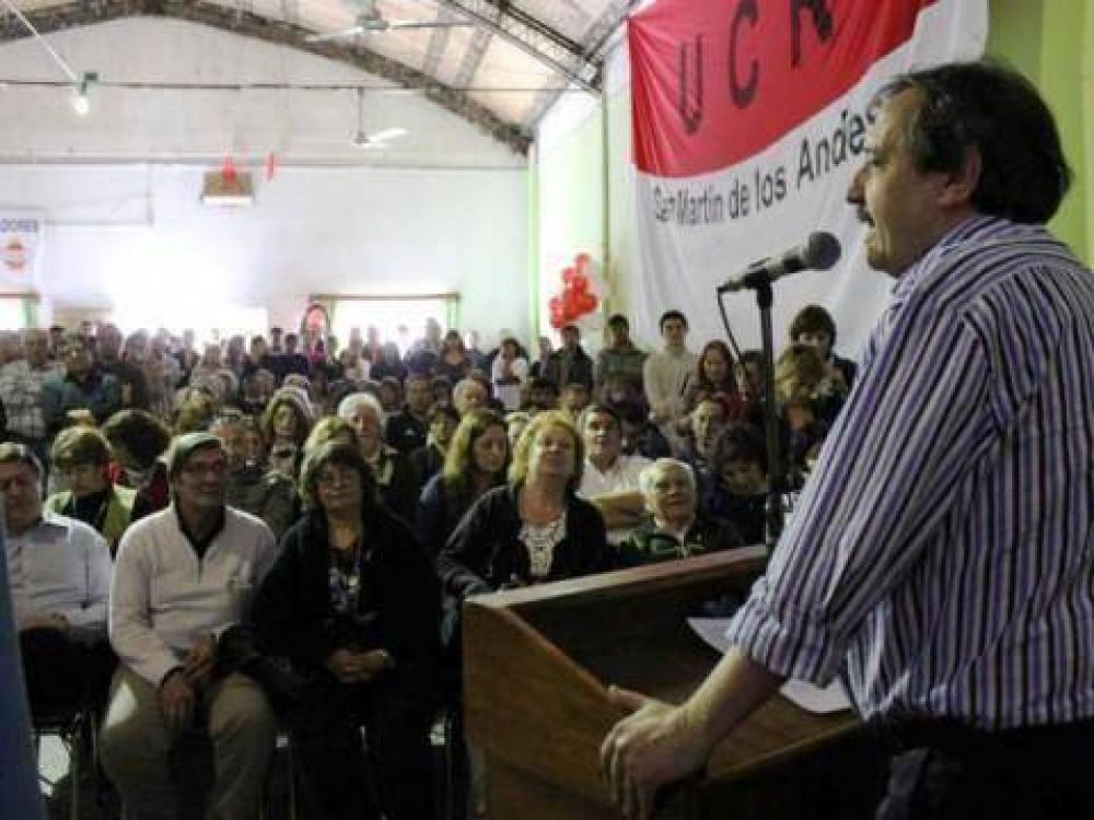 La UCR dispar� contra la re-re desde Cutral Co