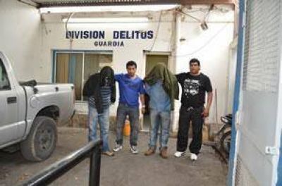 Caen empleados de una agencia y secuestran veh�culos