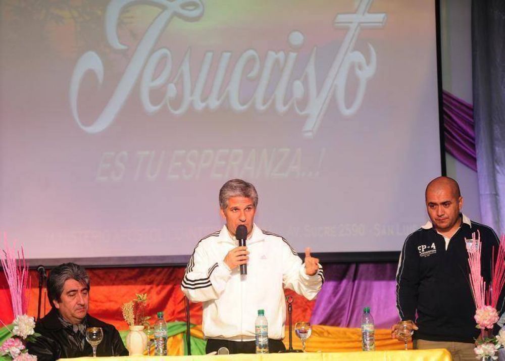 El Gobernador visit� un templo cristiano evang�lico de la ciudad y jug� al futbol con los chicos