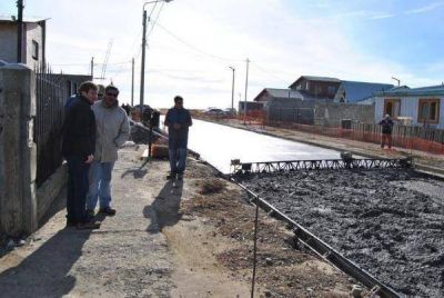 Melella recorri� la pavimentaci�n de Kekomboch la primera contratada por su administraci�n