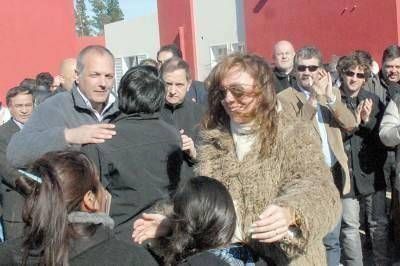 El gobernador entreg� 32 viviendas a afiliados del Sindicato Petrolero