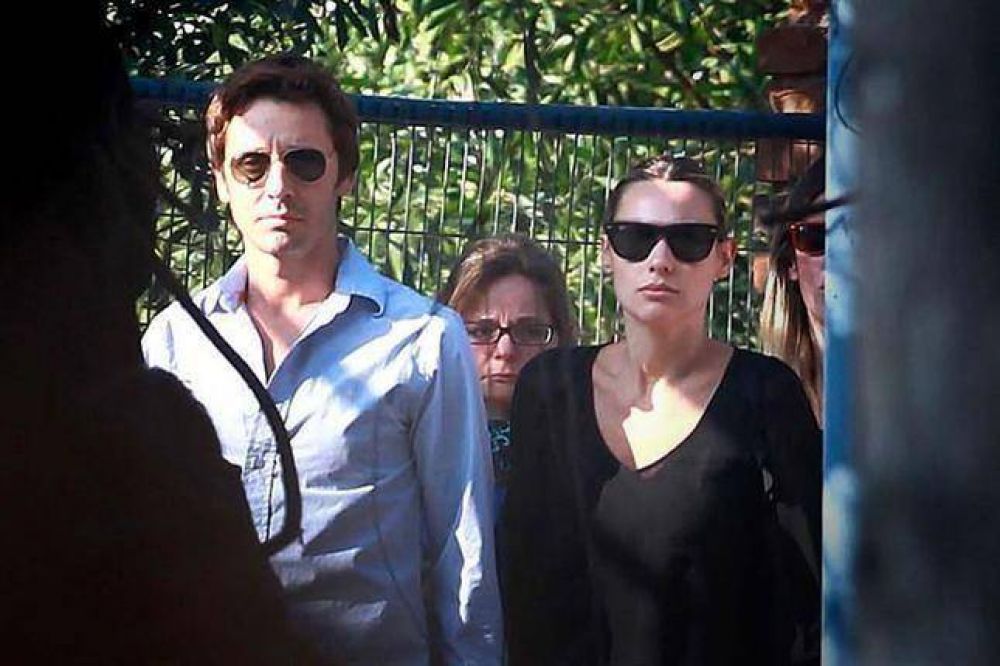 En medio de la conmoci�n, dan el �ltimo adi�s a la hija de Pampita y Benjam�n Vicu�a