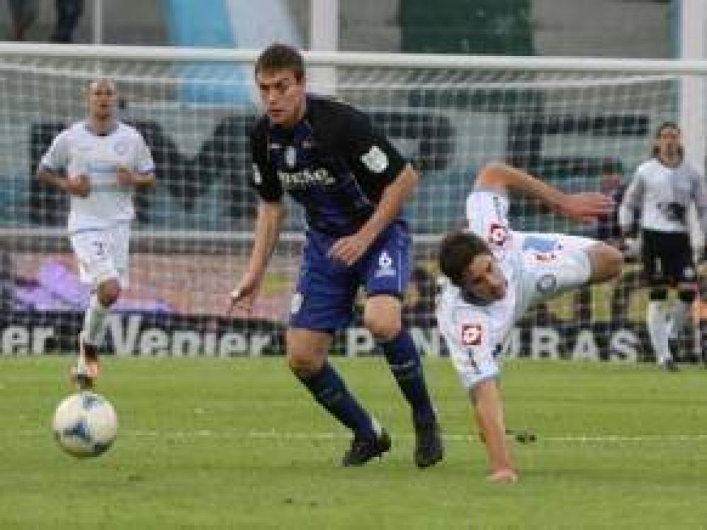 Con nueve, Belgrano venci� a Racing y le impidi� ser l�der del Inicial