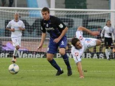 Con nueve, Belgrano venci� a Racing y le impidi� ser l�der del Inicial