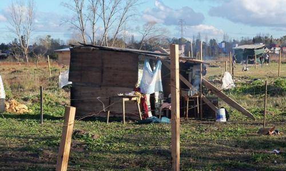Techo de chapa, garrafa y agua de pozo: la vivienda media de Pilar