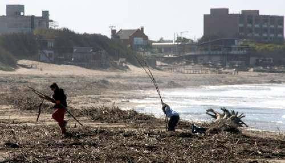 Jornada de limpieza en la playa de Quequ�n