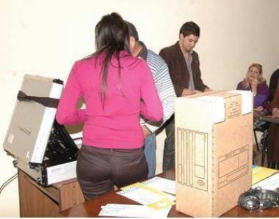 El Gobierno ya capacita en la utilizaci�n del voto electr�nico