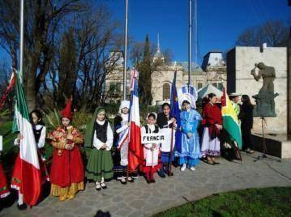 Homenajes a la inmigraci�n en Tres Arroyos y Claromec�