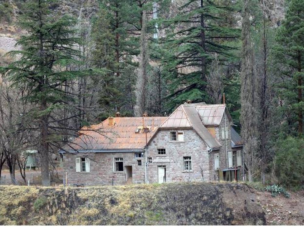 La residencia veraniega del gobernador acumula medio siglo de olvido y saqueos
