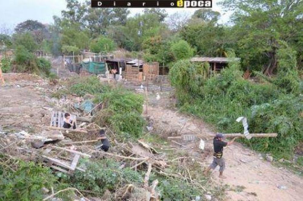 Construyen sus ranchos en un �rea inundable, al final de la Costanera