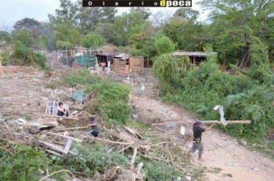 Construyen sus ranchos en un �rea inundable, al final de la Costanera