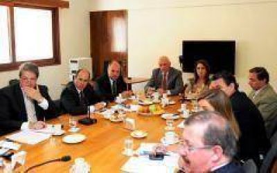 Se re�nen el gabinete provincial y el municipal 