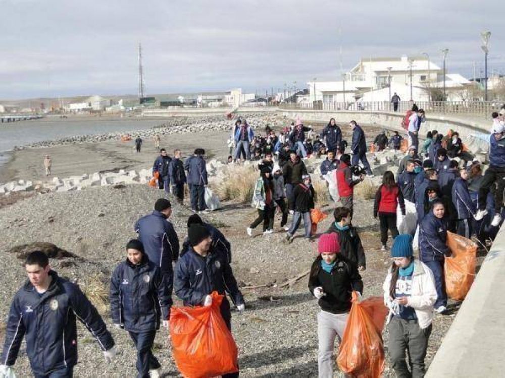 M�s de 300 personas participaron de una jornada de limpieza de la playa