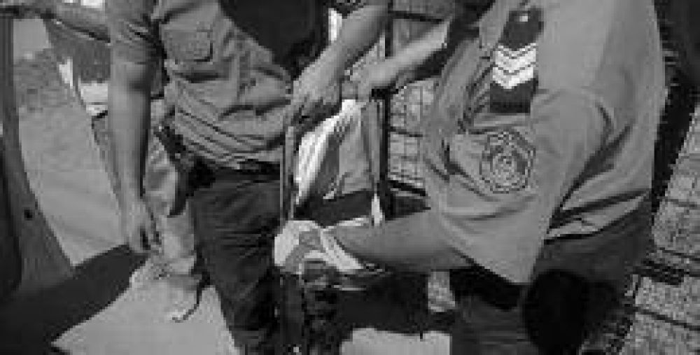 Un estudiante de 14 a�os llev� un arma a la escuela escondida en la mochila