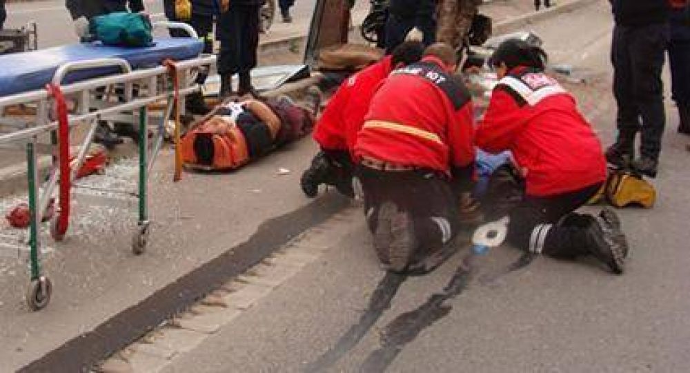 Cinco heridos al volcar autom�vil En la ruta 66