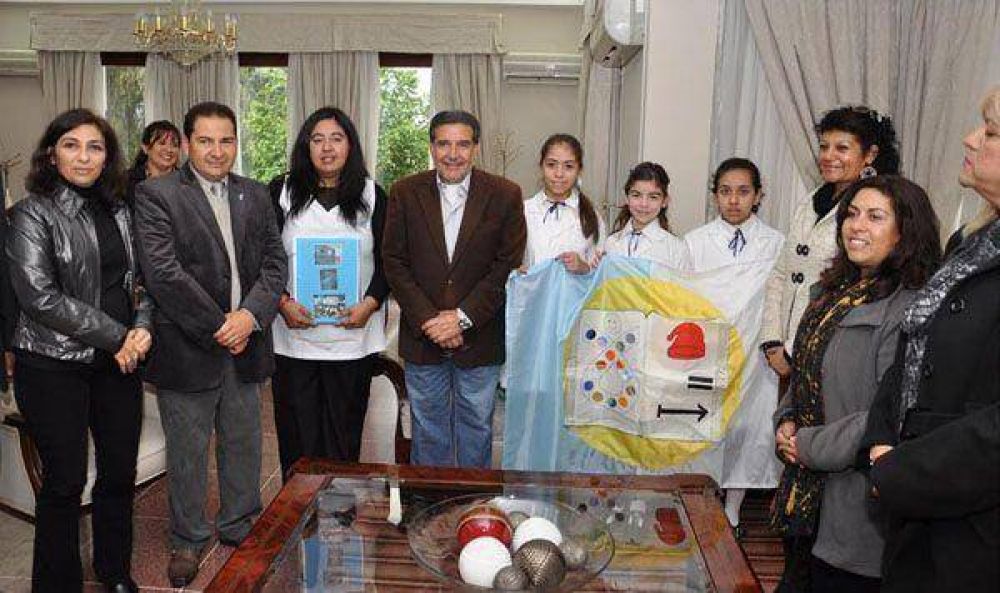 El Gobernador recibi� a la maestra destacada riojana
