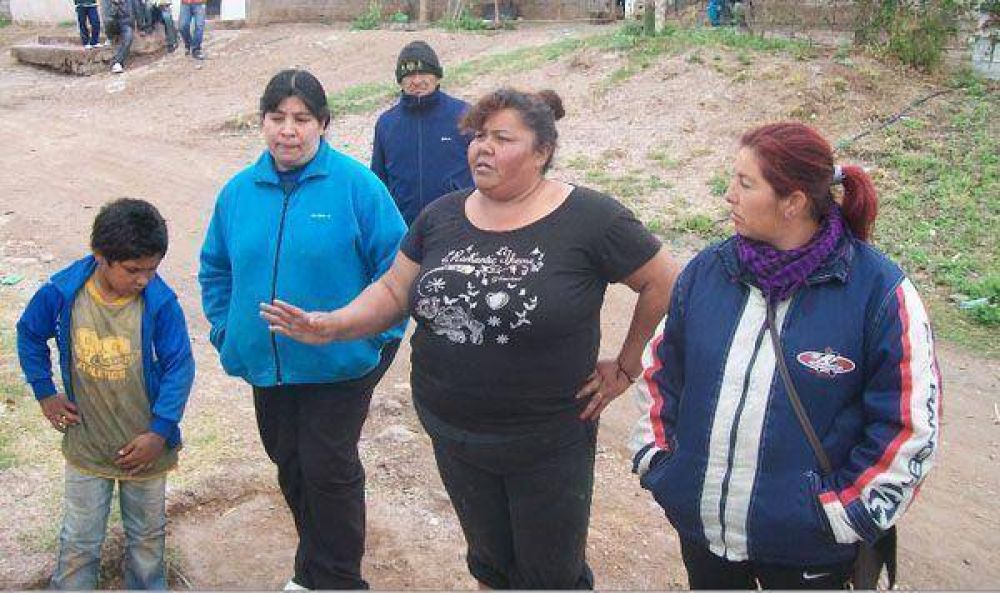 Vecinos denuncian que les cobran $70 por la firma de escritura
