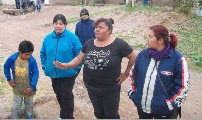 Vecinos denuncian que les cobran $70 por la firma de escritura