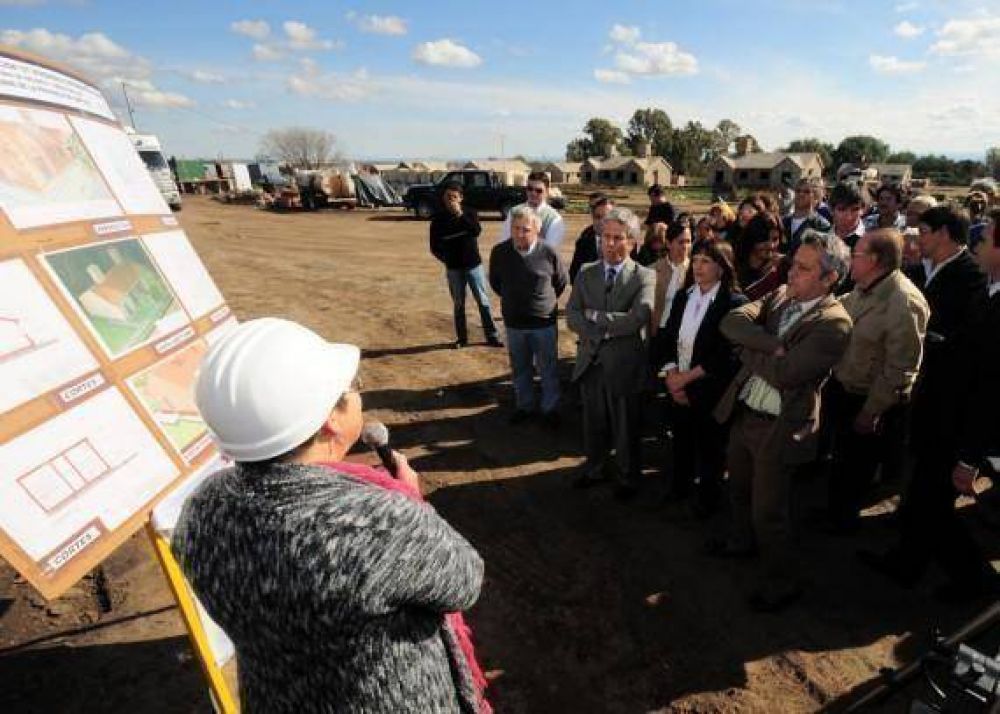 El Gobernador visit� las viviendas que se construyen en Merlo