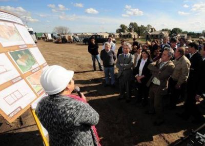 El Gobernador visit� las viviendas que se construyen en Merlo