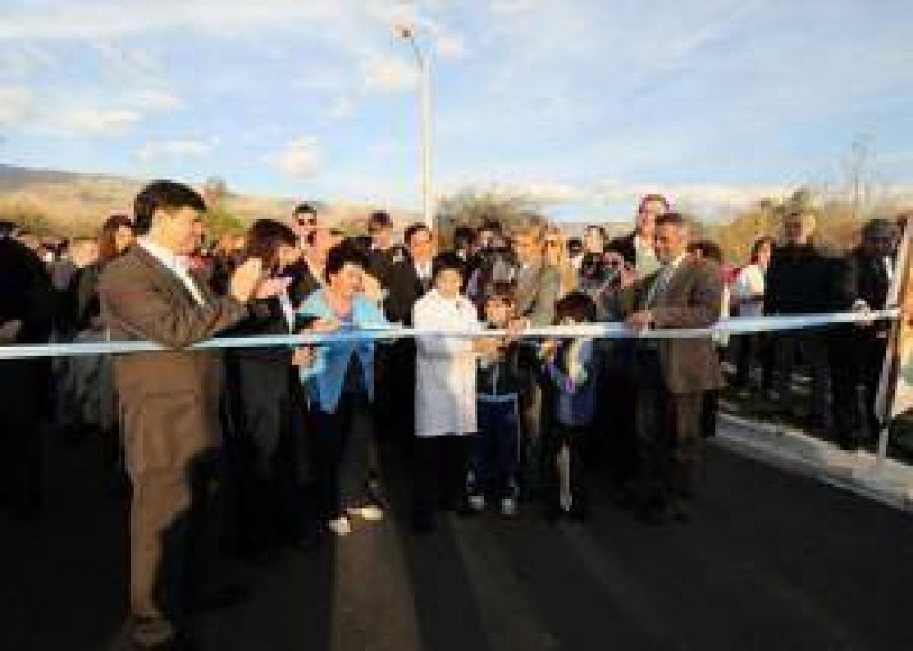 M�s calles con asfalto para Merlo