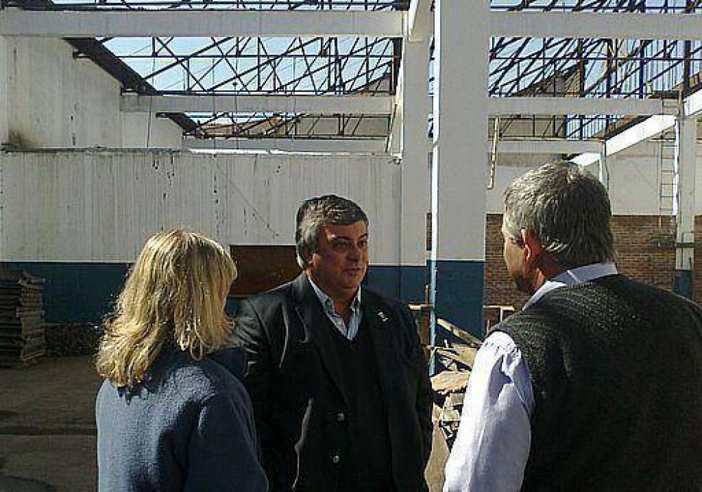 Carlos Selva recorri� obras en la ex Industrial