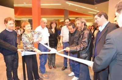 La gobernadora R�os inaugur� la "Exposici�n de Muebles de Lenga con Dise�o"