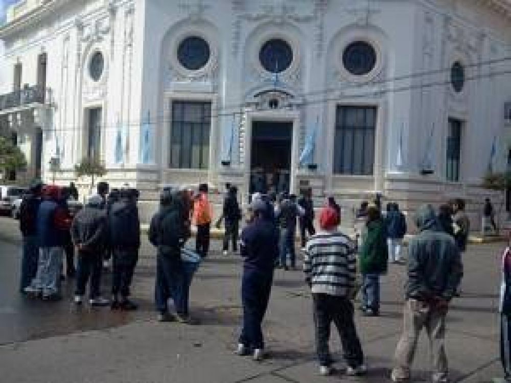 Nueva protesta de trabajadores tercerizados frente a la Comuna