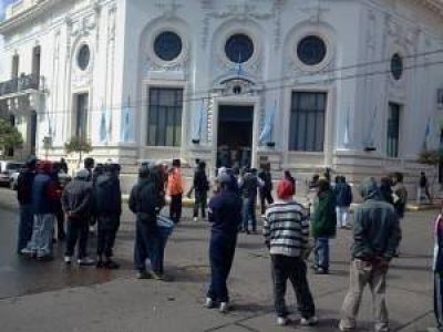 Nueva protesta de trabajadores tercerizados frente a la Comuna
