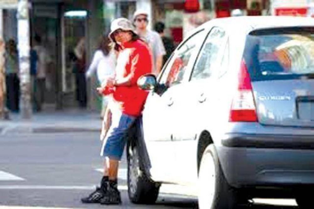 Proponen crear un padr�n de cuidadores de veh�culos