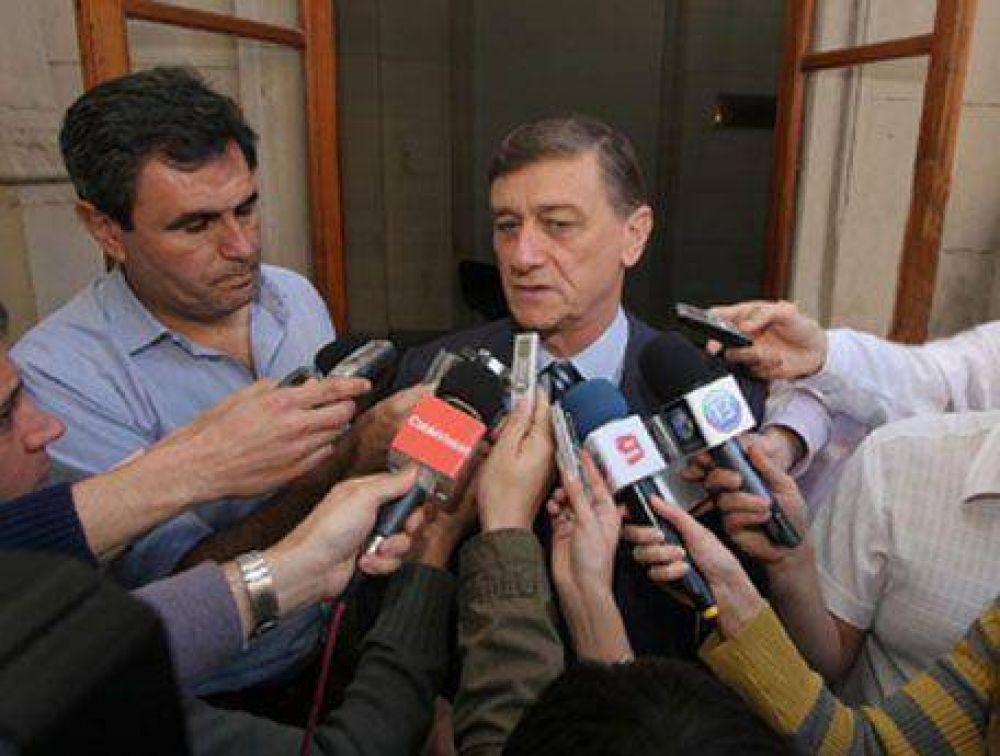 Hermes Binner firm� ayer el decreto: La Provincia regularizala situaci�n laboral de 30 agentes de sal�d