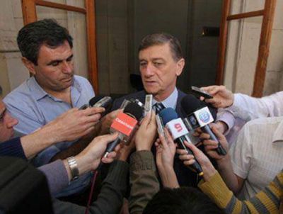 Hermes Binner firm� ayer el decreto: La Provincia regularizala situaci�n laboral de 30 agentes de sal�d